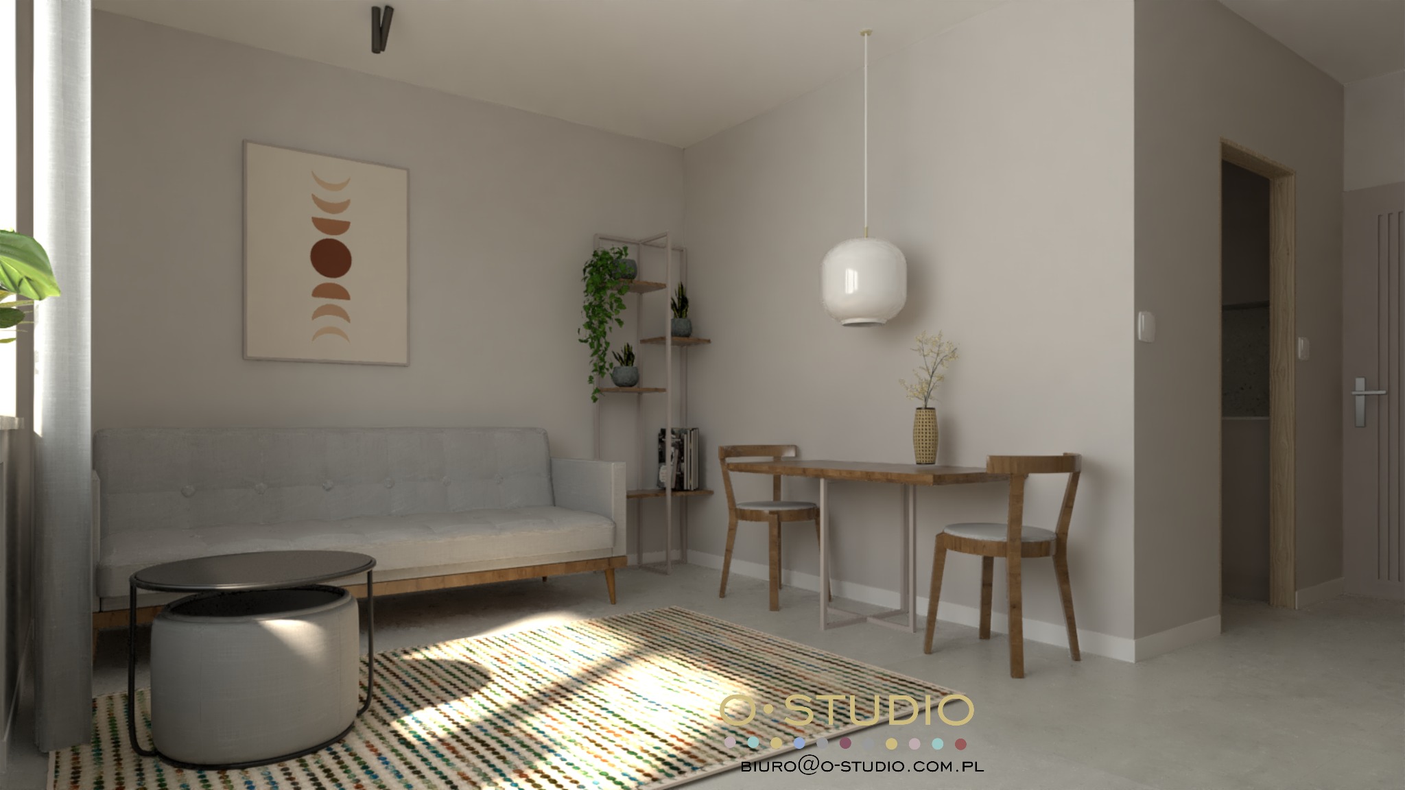 Jasne wnętrze mieszkania z szarą sofą, stolikiem kawowym typu pufa, drewnianym stołem z krzesłami i regałem z roślinami, oświetlone wiszącą lampą i promieniami słońca padającymi na wzorzysty dywan.