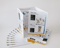 Stos ulotek trójdzielnych z grafikami technicznymi i informacjami o produktach, rozłożona ulotka prezentuje szczegóły maszyn, na białym tle.