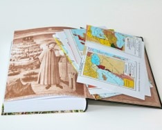 Otwarta książka z ilustracją mnicha i szkicami map morskich rozsypanymi na stronach.