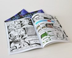 Otwarty, drukowany komiks z czarno-białymi ilustracjami na białym tle, widoczne dwie okładki w kolorze granatowym z białym napisem.