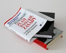 Stos trzech książek z okładkami w kolorach: biało-czerwonym, czarnym i czerwonym. Na górnej książce widoczny tytuł 'Po pierwsze: Złam wszelkie zasady'.