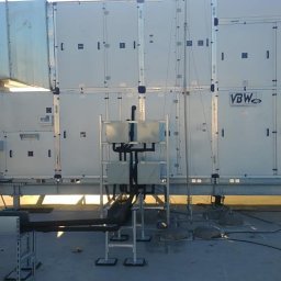 ART COOL Adam Czerwński - Rozbudowana instalacja wentylacyjna na dachu budynku, z widocznymi kanałami wentylacyjnymi i modułowymi jednostkami centralnymi VBW, oświetlona naturalnym światłem.