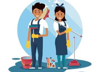 Ilustracja przedstawiająca uśmiechniętą parę sprzątającą: mężczyzna trzymający mop i kobieta z miotłą na kiju, obok wiadro, płyny czyszczące i gwiazdki symbolizujące czystość, na tle...
