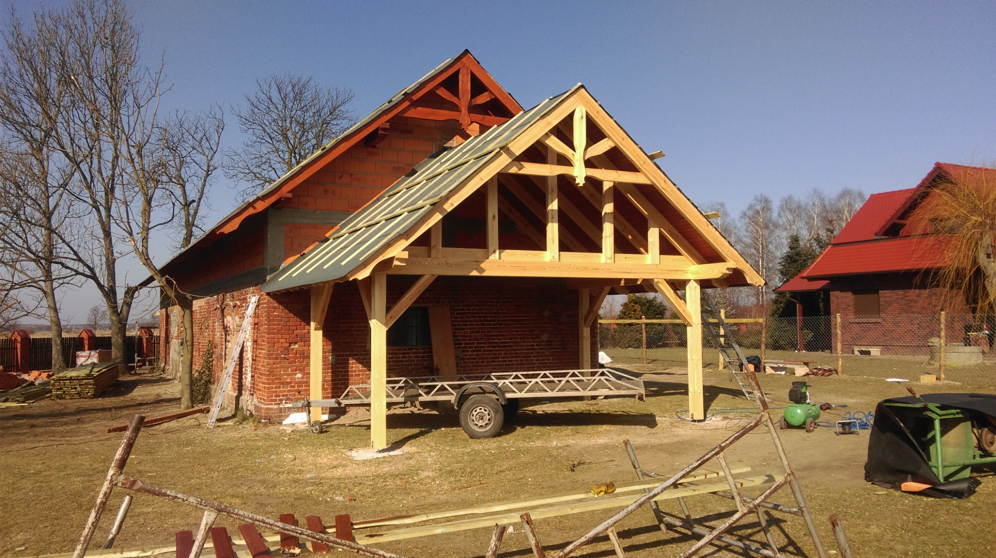 Altana przydomowa z rzeźbionymi elementami