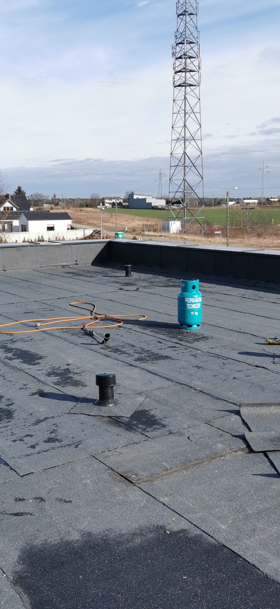 Obróbki blacharskie ogniomuru i papa termozgrzewalna