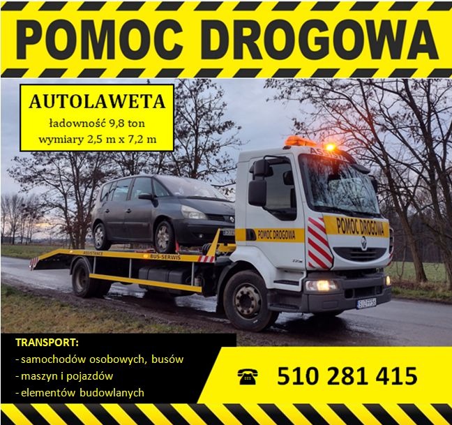Autolaweta z załadowanym szarym samochodem osobowym na platformie, z napisem 'POMOC DROGOWA' na boku i górze kabiny, na tle drzew i drogi.
