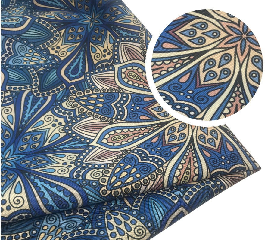 Fałda tkaniny z powtarzalnym wzorem kwiatowym w odcieniach błękitu, beżu i różu, powiększenie detalu wzoru w prawym górnym rogu.