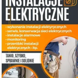 Plakat reklamowy usług elektrycznych: instalacje, serwis, monitoring, przeróbki. Elektryk z narzędziami w pasie pracuje przy skrzynce z bezpiecznikami. Oferta: tanio, szybko, solidnie. Numer telefonu.