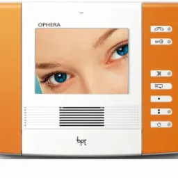 Panel wideodomofonu marki BPT Ophera z widocznym ekranem wyświetlającym zbliżenie na niebieskie oczy osoby, z pomarańczowymi elementami obudowy i białym tłem.