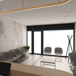 Projektownia Aleksandra Pietrzak - Wizualizacja przestronnej poczekalni biurowej z szarymi krzesłami, minimalistycznym stolikiem kawowym, dużym oknem i dekoracyjną ścianą z abstrakcyjnym wzorem oraz podłużną lampą sufitową.