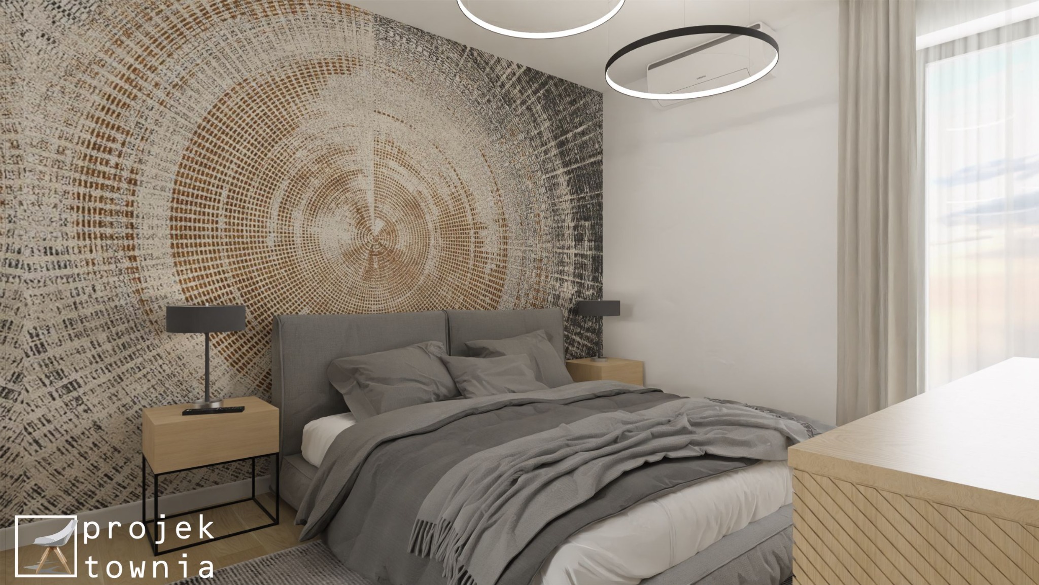 Sypialnia z tapetą imitującą przekrój drzewa, szarą pościelą i okrągłymi lampami sufitowymi, widoczny stolik nocny z lampką i logo firmy projektowej w lewym dolnym rogu.