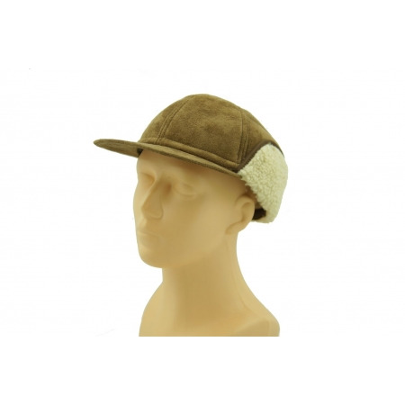 Brązowa, zamszowa czapka z nausznikami wykończonymi kremowym futerkiem, prezentowana na plastikowej głowie manekina.