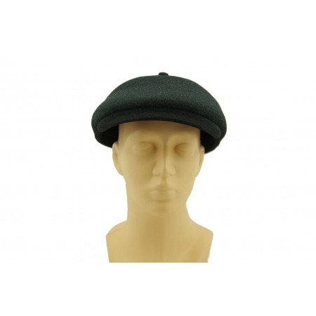 Ciemna kaszkietówka na plastikowej głowie manekina, prezentacja nakrycia głowy na białym tle.