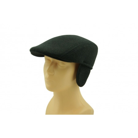 Ciemnozielona czapka z nausznikami, typu kaszkiet, prezentowana na manekinie z jasnego tworzywa sztucznego, na białym tle.