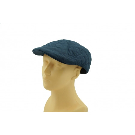 Granatowa, pikowana kaszkietówka na plastikowej głowie manekina, prezentowana na białym tle.
