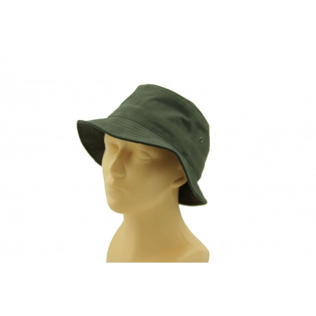 Zielony kapelusz typu bucket hat na plastikowej głowie manekina z widocznym szwem na rondzie.