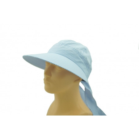 Jasnoniebieska czapka z daszkiem w prążki z wiązanymi z tyłu troczkami, prezentowana na manekinie.