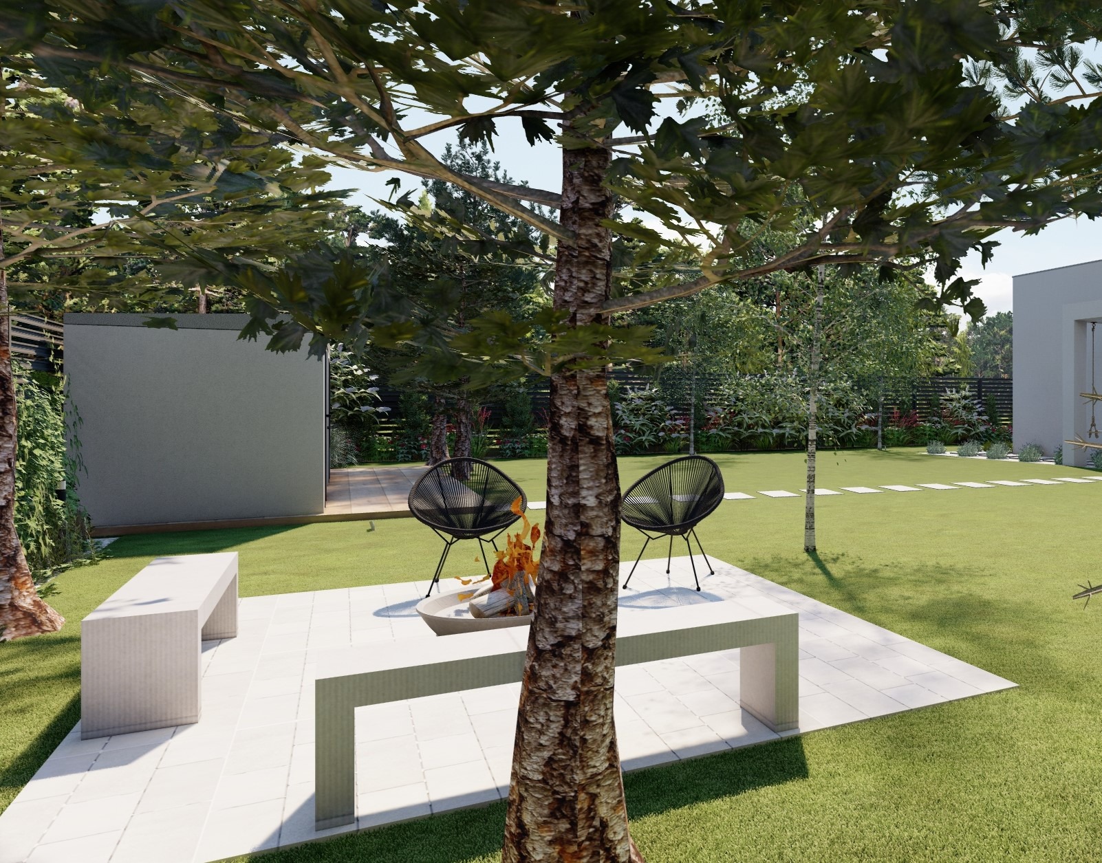 Nowoczesny ogród z paleniskiem otoczonym białymi ławkami i czarnymi krzesłami, widok przez pień drzewa.