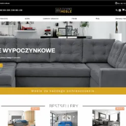 Widok strony internetowej z prezentacją szarego narożnika z pikowanymi poduchami i hasłem 'Meble wypoczynkowe' oraz przyciskiem 'Sprawdź teraz'.