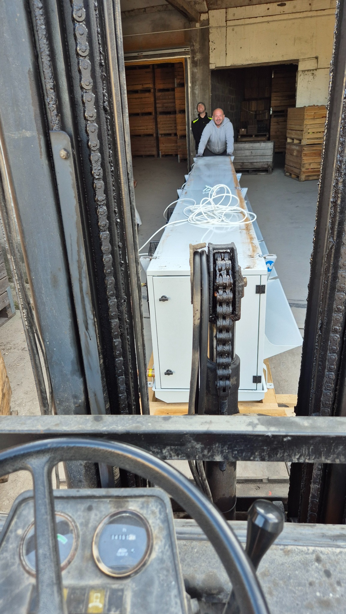 Montaż chłodnicy w chłodnicy na owoce