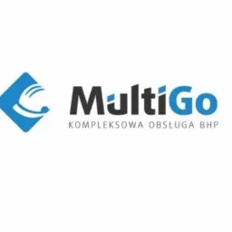 Logo firmy MultiGo oferującej kompleksową obsługę, z niebieskim kwadratem z symbolem przypominającym kask ochronny.