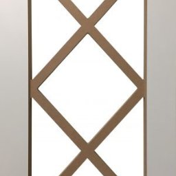 E-Kuchnia Tomasz Koszycki - Drzwi szafy z dekoracyjną kratką z drewnianych listewek w kształcie rombów na białym tle.