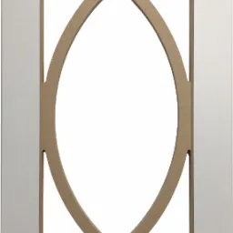 Biała rama szafy z dekoracyjnym ażurowym wypełnieniem w kształcie elips i krzyży z surowego MDF.