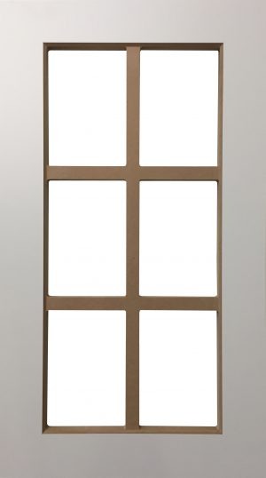 Drzwi szafy z sześcioma prostokątnymi, pustymi panelami w brązowej ramie, widok z bliska.
