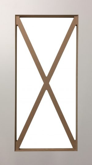 Stelaż drzwi przesuwnych z drewnopodobnych listew tworzących krzyż, widok z bliska na białym tle.