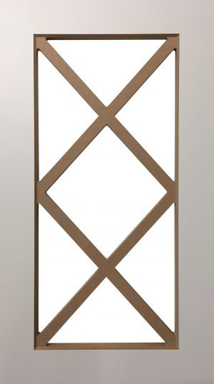 Drzwi szafy z dekoracyjną kratką z drewnianych listewek w kształcie rombów na białym tle.