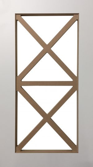 Rama drzwi przesuwnych z dekoracyjnym krzyżowym wzorem, surowy materiał, przygotowana do montażu.