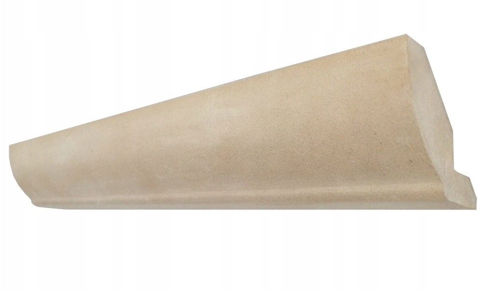 Profilowana listwa przypodłogowa z beżowego kamienia na białym tle, widok z boku.