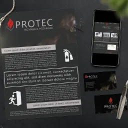 Zestaw materiałów reklamowych firmy Protec Inżynieria Pożarowa na ciemnym tle: ulotka z piktogramem gaśnicy i wyjścia ewakuacyjnego, wizytówki, telefon z wyświetloną stroną internetową firmy...