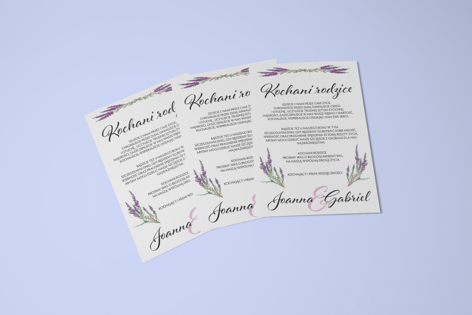 Trzy identyczne, eleganckie zaproszenia ślubne z motywem lawendy, ułożone ukośnie na białym tle, z wyraźnie widocznym tekstem dedykowanym rodzicom i imionami pary młodej.