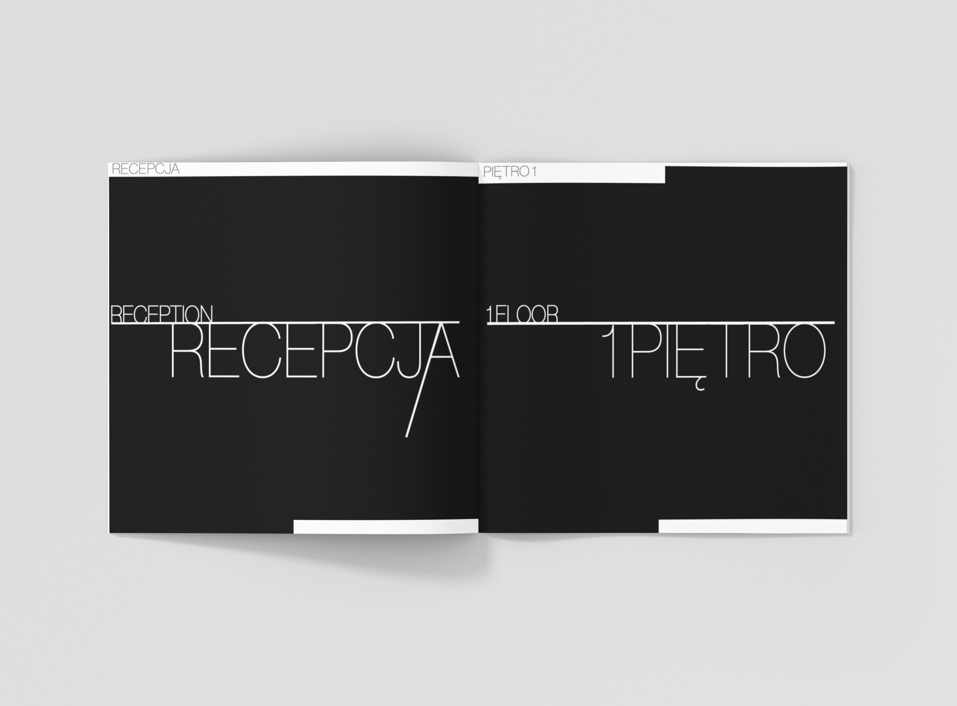Otwarta broszura prezentująca dwujęzyczny projekt graficzny dla hotelu: po lewej stronie 'Recepcja/Reception', po prawej '1 Piętro/1 Floor', czarne tło, białe minimalistyczne liternictwo.