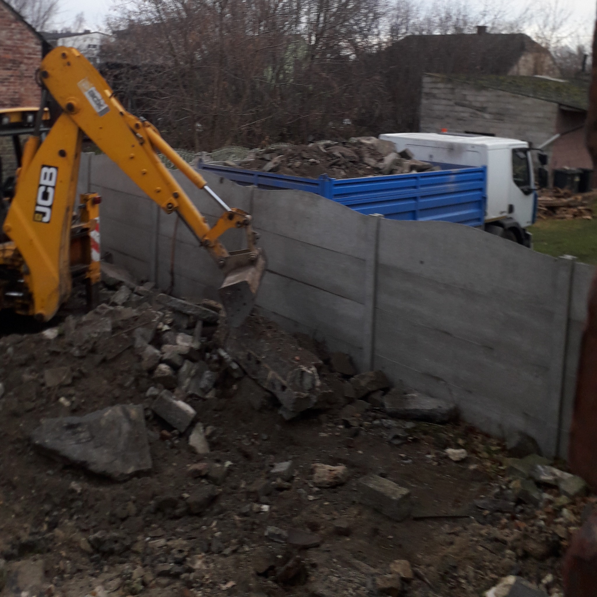 Witam. Firma Liderbud oferuję wszelkiego rodzaju usługi koparko ładowarka oraz wywrotka.