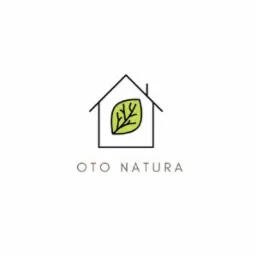 Minimalistyczne logo przedstawiające kontur domu z zielonym liściem w środku, poniżej napis 'OTO NATURA'.
