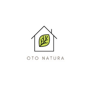Minimalistyczne logo przedstawiające kontur domu z zielonym liściem w środku, poniżej napis 'OTO NATURA'.