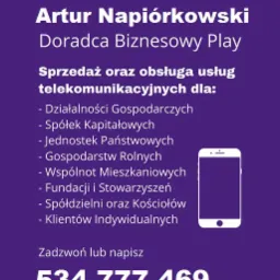 Grafika reklamowa Play z imieniem i nazwiskiem doradcy biznesowego, listą odbiorców usług telekomunikacyjnych i numerem telefonu kontaktowego na fioletowym tle.