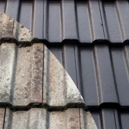 Por&oacute;wnanie czyszczenia dach&oacute;wki: połowa dachu pokryta brudem i mchem, druga połowa świeżo oczyszczona, ukazująca r&oacute;żnicę w kolorze i wyglądzie.