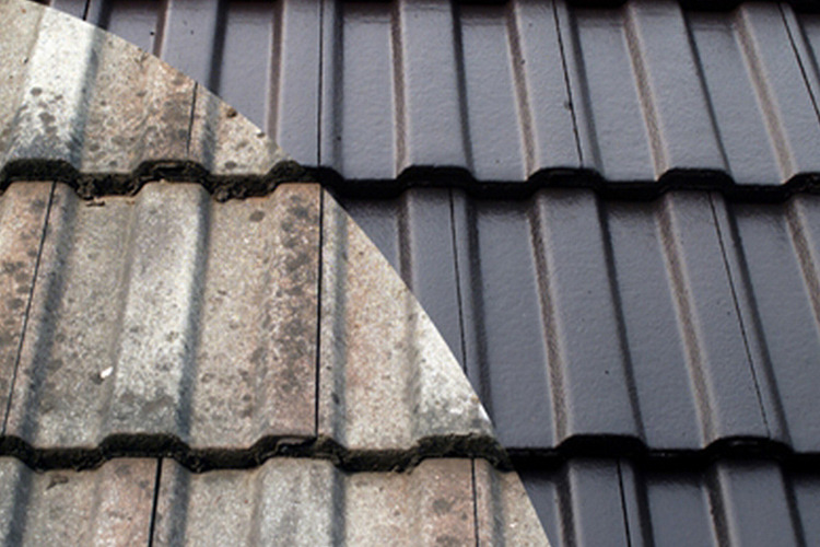 Porównanie czyszczenia dachówki: połowa dachu pokryta brudem i mchem, druga połowa świeżo oczyszczona, ukazująca różnicę w kolorze i wyglądzie.