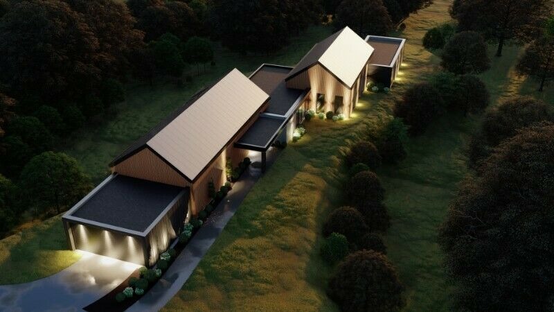Wizualizacja z lotu ptaka nowoczesnego domu z drewnianą elewacją, płaskimi dachami i oświetleniem zewnętrznym, otoczonego zielenią.
