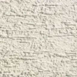 Jasna, kremowa elewacja o wyraźnej, poziomej fakturze baranka, wykonana z bliska, ukazująca nierówności i strukturę tynku.