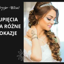 Panna młoda z upięciem włosów w warkocz, ozdobionym drobnymi kwiatami, delikatny makijaż i biżuteria, tatuaże na dłoni.