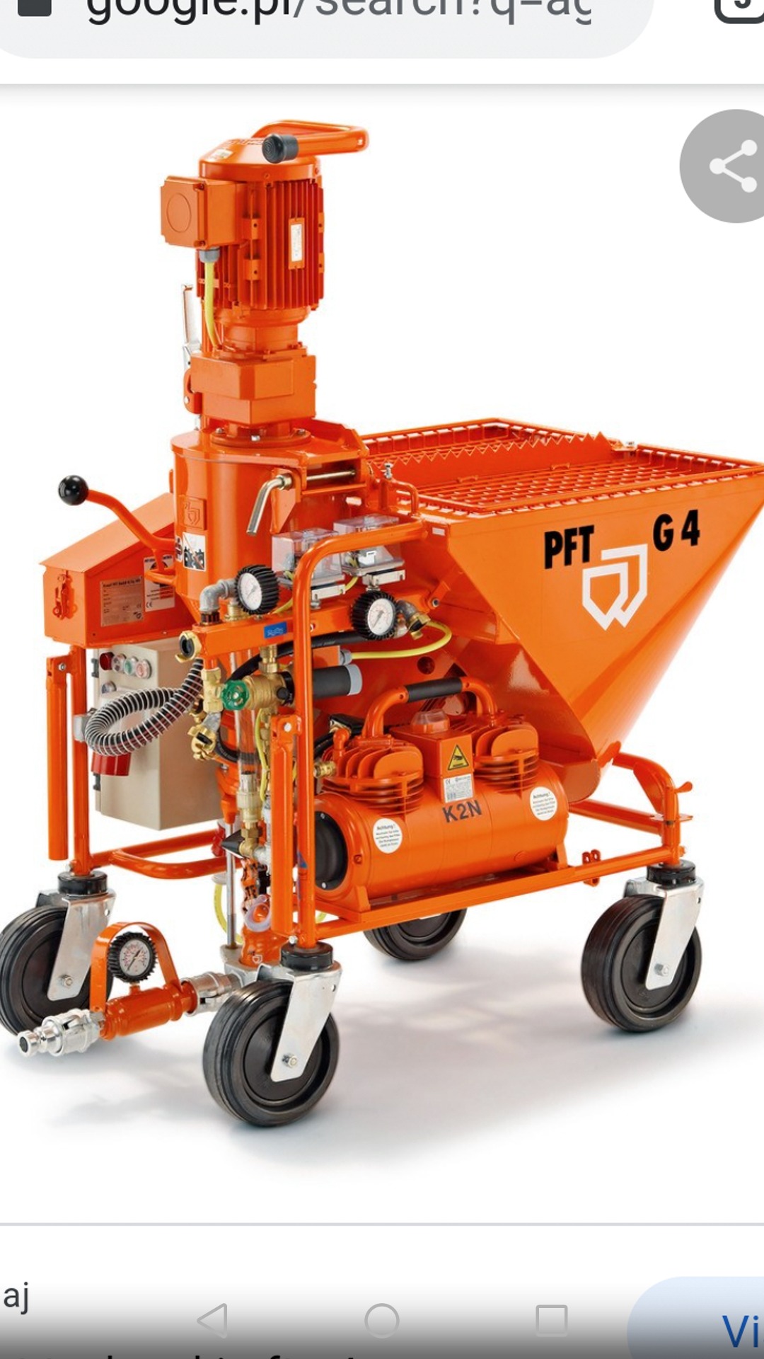 Pomarańczowa maszyna do tynkowania PFT G4 na kółkach, widoczne manometry i silnik elektryczny, oświetlenie studyjne.