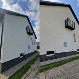 Elewacja domu po renowacji: jasny tynk, ciemne detale, mały balkon. Widok z boku, podkreślający kontrast kolorów i nowoczesny design.