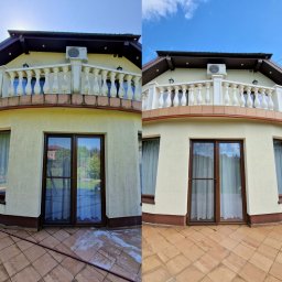 MT Mycie ciśnieniowe - Efekt przed i po czyszczenia elewacji domu z balkonem w Brzeźnicy. Widoczne różnice w czystości ścian, balustrady i kostki brukowej na tarasie. Porównanie stanu.