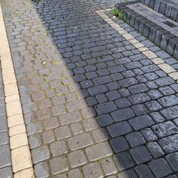 MT Mycie ciśnieniowe - Kostka brukowa przed i po czyszczeniu, widoczna różnica w kolorze i czystości, zarośnięte spoiny częściowo usunięte, obok schody i roślinność.