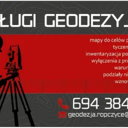 Grafika reklamowa: sylwetka osoby w kasku i kamizelce, obsługującej niwelator, z listą usług takich jak mapy do celów projektowych, tyczenie budynków, inwentaryzacja, podziały nieruchomości, wraz...