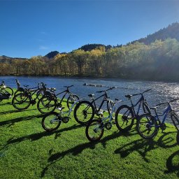 Rowery Szczawnica stojące przy rzece Dunajec